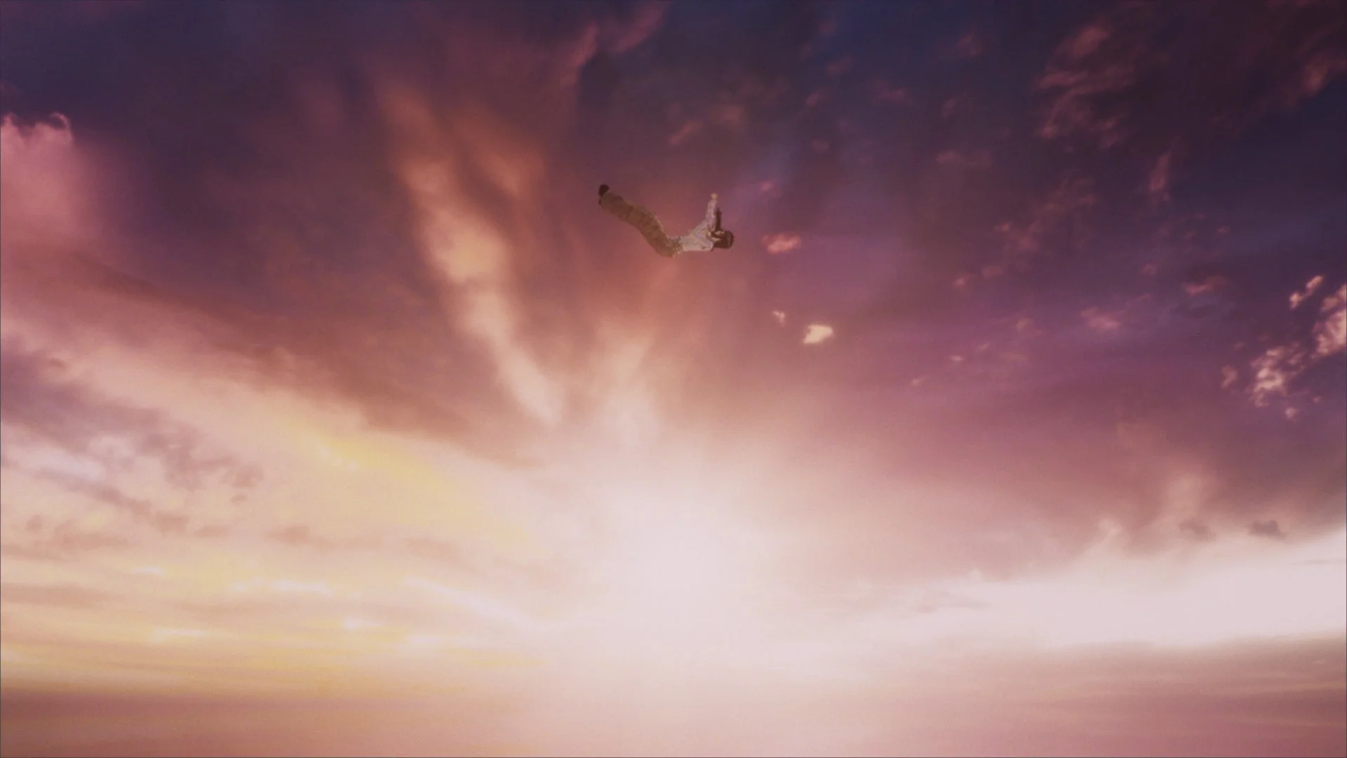 「Go Round」MVより、夕焼け空を舞う人物