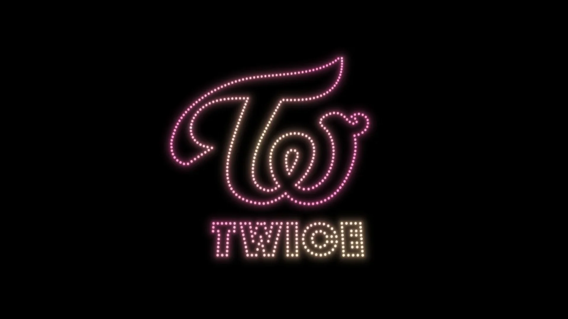 夜空に浮かぶTWICEのネオンロゴのドローンショーイメージ