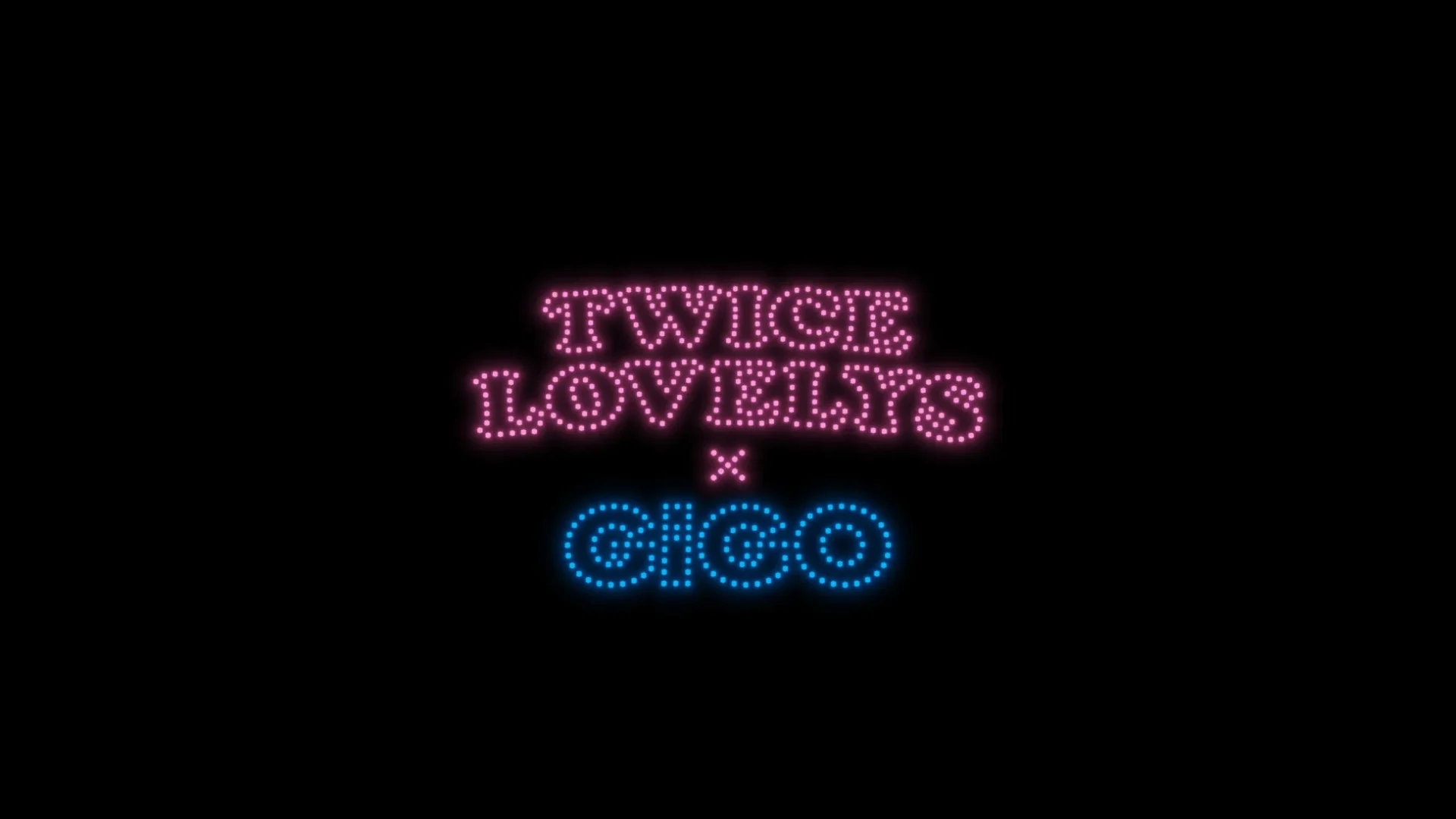夜空に浮かぶTWICE LOVELYSとGiGOのネオンロゴのドローンショーイメージ