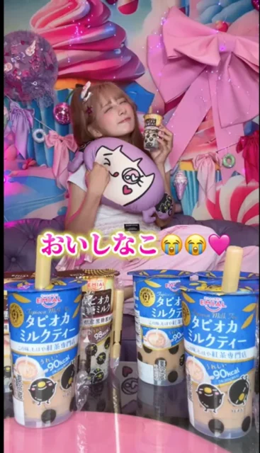 しなこさんがタピオカドリンクを楽しみ「おいしなこ  」と笑顔を見せる動画の様子