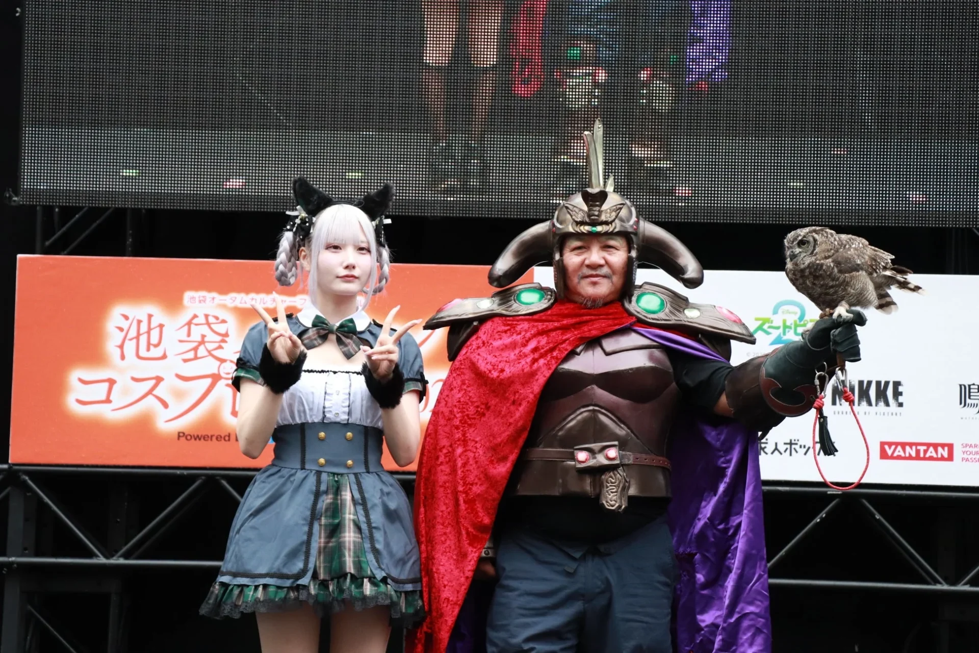 北斗の拳ラオウに扮した小林議員と人気コスプレイヤー月雲巫女