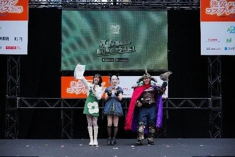 池袋ハロウィンコスプレフェスFLAIステージに集まった観客と出演者