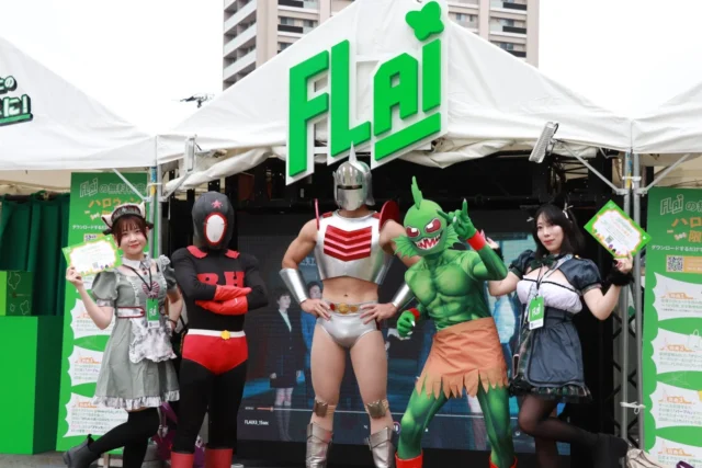個性豊かなコスプレ姿でFLAIブース前に立つイベントコンパニオン