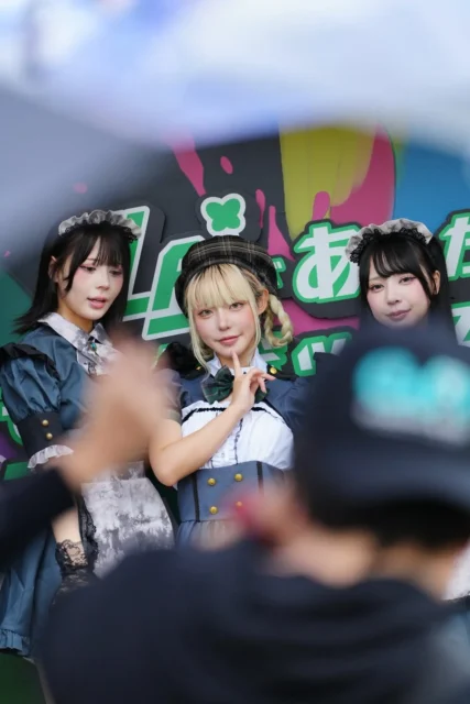 FLAIブースで来場者と笑顔で交流するコスプレイヤー