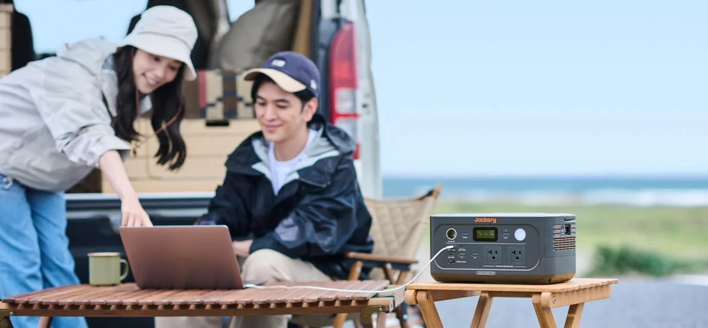 アウトドアでJackery ポータブル電源 600 Newを使用する様子