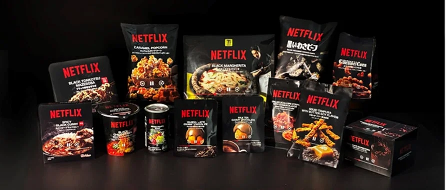 Netflixとイトーヨーカドー・セブン-イレブンのコラボ商品が並んだ全体像