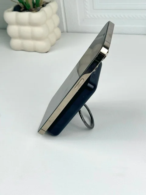 スタンド一体型でiPhoneを立てて使用するRORRYモバイルバッテリー