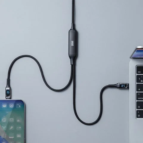 スマートフォンとノートPCを同時に充電する様子