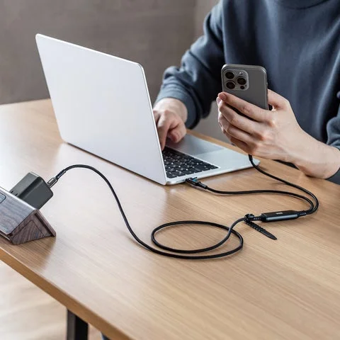 デスクでノートPCとスマートフォンをケーブル1本で充電