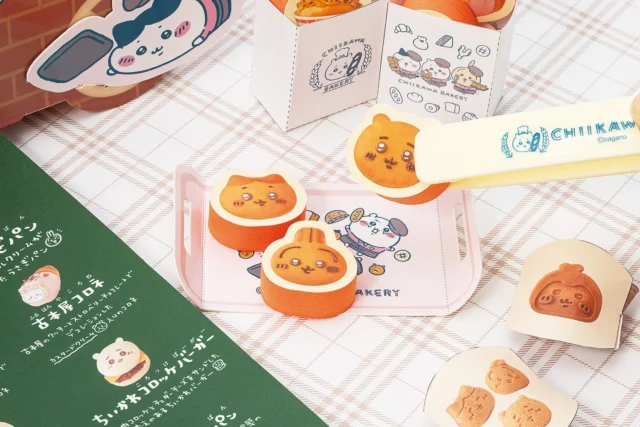 ちいかわパンやさんごっこでトングを使ってパンをトレーに乗せる様子