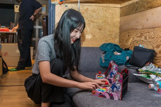 レトロアーケードドックでゲームを楽しむ女性