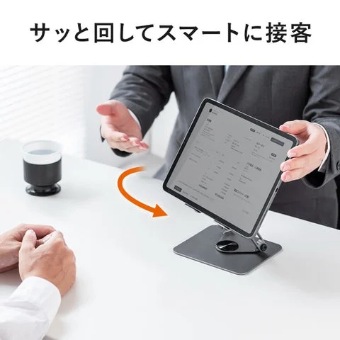接客中にタブレット画面を回転させて共有する様子