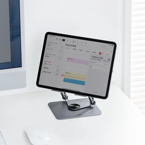オフィスでタブレットスタンドを使用している様子