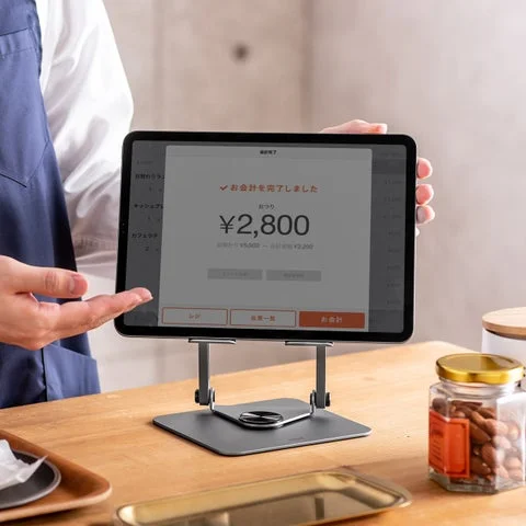 お店で会計画面を表示したタブレットスタンドを使用している様子