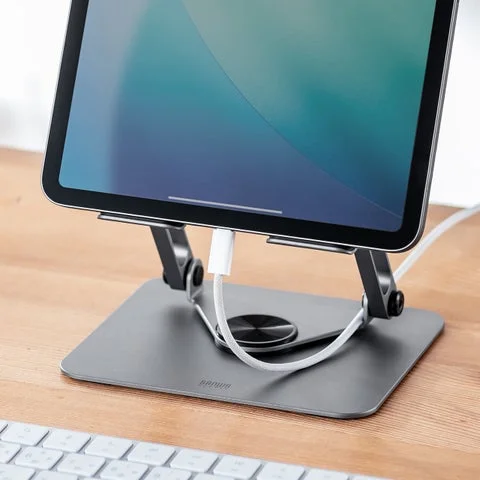 充電ケーブルを接続してタブレットスタンドを使用する様子