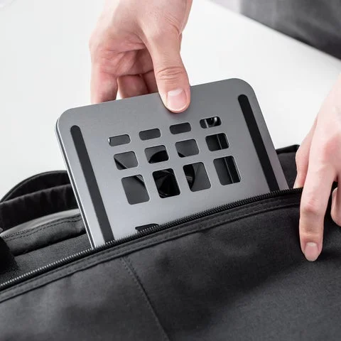 折りたたんだタブレットスタンドをポーチに収納する様子