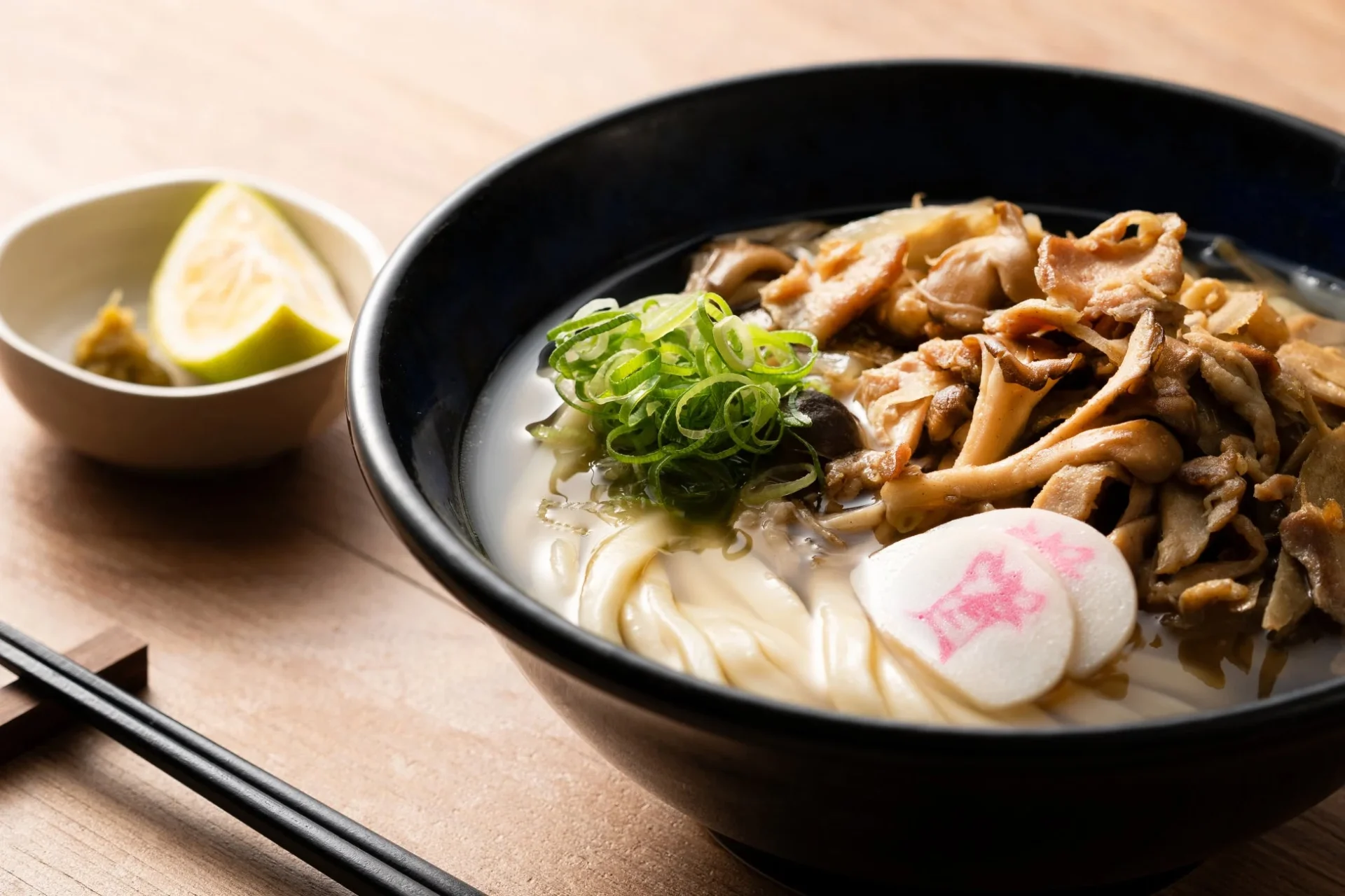 きのこかしわ汁うどんの具材アップ、柚子胡椒とかぼす添え