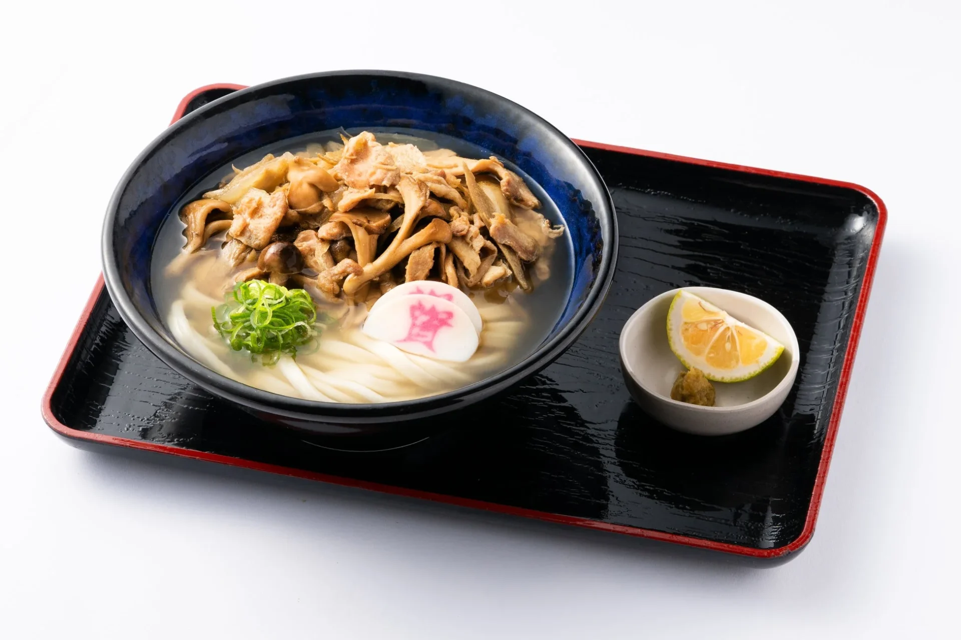 お盆にのったきのこかしわ汁うどんとかぼす、提供時のイメージ