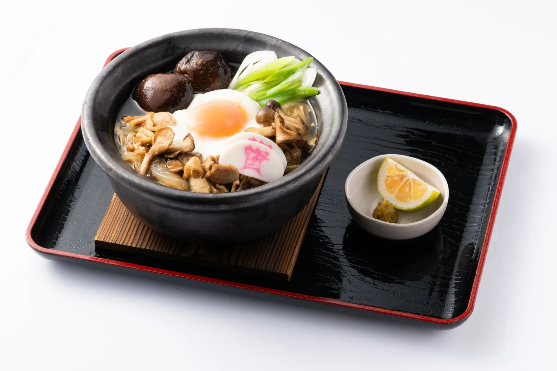 お盆にのったきのこかしわ汁鍋うどんとかぼす、提供時のイメージ