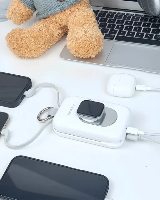 RORRY D2-20000で複数のデバイスを同時充電している使用シーン