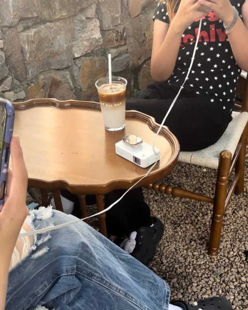 RORRY H1で友人とデバイスを充電している使用シーン