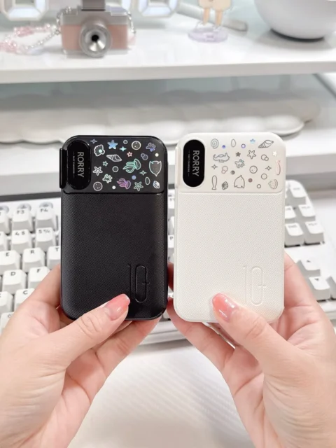 RORRY CB06の黒と白のモデルを手に持った比較イメージ