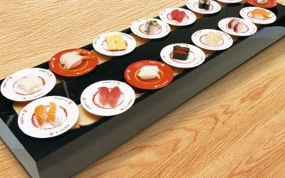 レンタル回転レーンに並べられた様々なお寿司