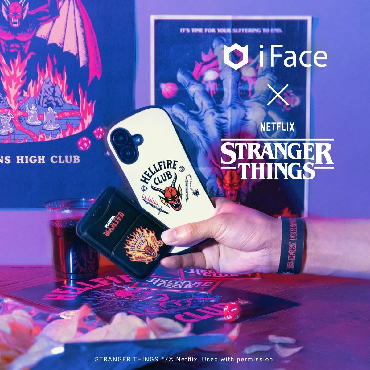 ストレンジャー・シングス「HELLFIRE CLUB」デザインのiFaceケースとカードウォレットの使用イメージ