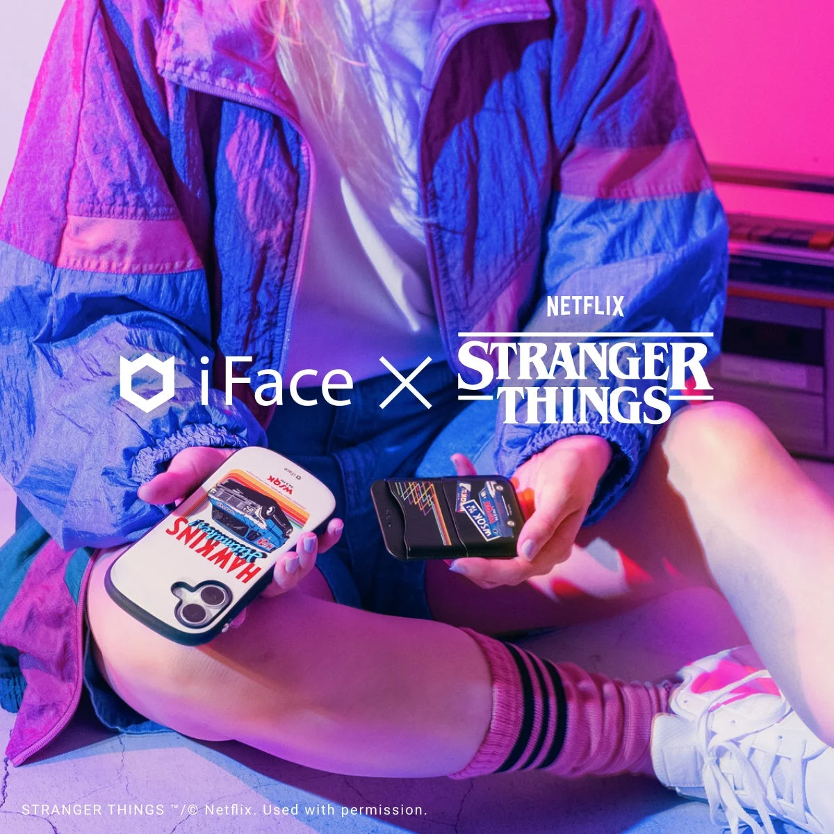 ホーキンスとストレンジャー・シングスロゴデザインのiFaceケースとカードウォレットの使用イメージ