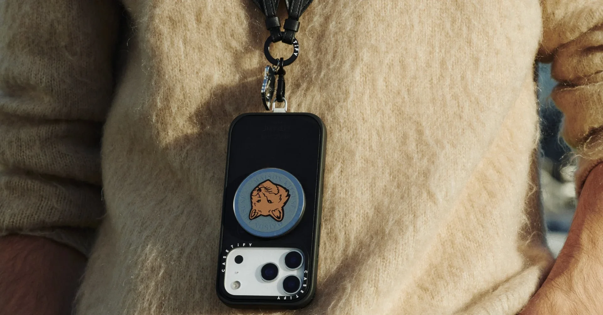 Maison Kitsuné x CASETiFYコラボのキツネチャーム付きクロスボディストラップ