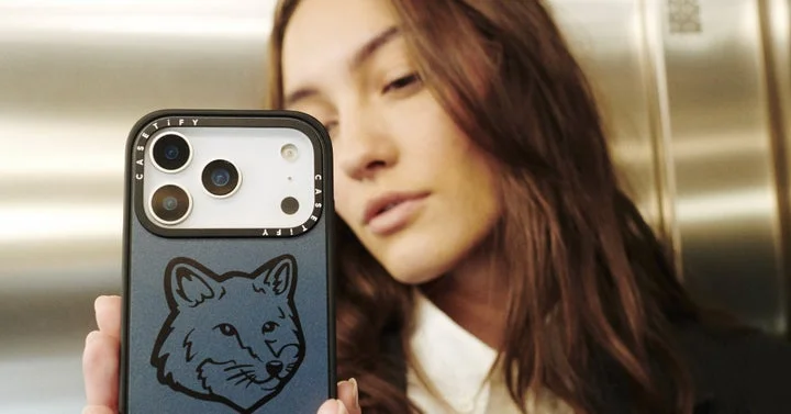 Maison Kitsuné x CASETiFYコラボのブルートーンキツネロゴスマホケースを持つ女性