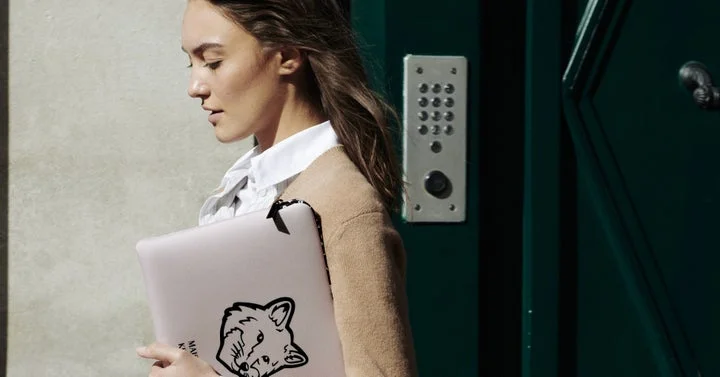 Maison Kitsuné x CASETiFYコラボのキツネロゴLaptopケースを持つ女性
