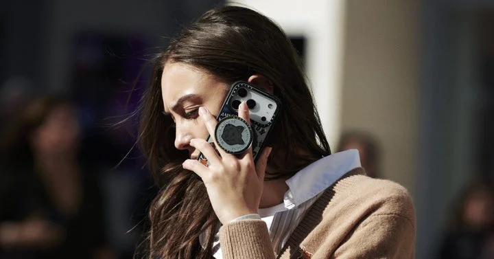 Maison Kitsuné x CASETiFYコラボのグリップスタンド付きスマホケースで通話する女性