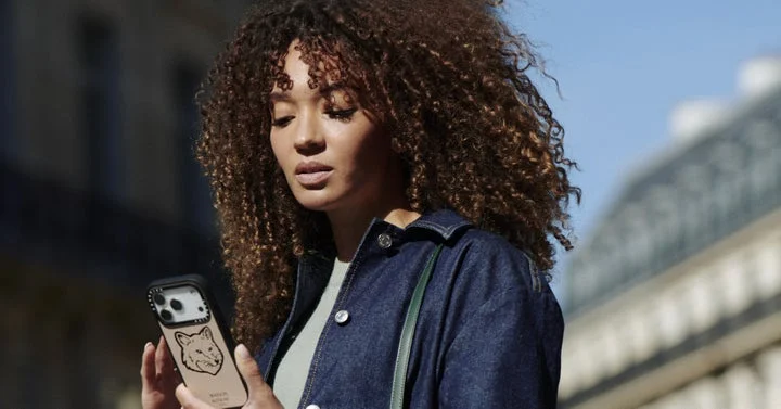 Maison Kitsuné x CASETiFYコラボのキツネロゴスマホケースを持つ女性