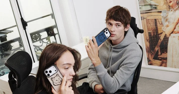 Maison Kitsuné x CASETiFYコラボの異なるデザインのスマホケースを持つ男女