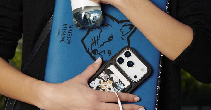 Maison Kitsuné x CASETiFYコラボのカードホルダー付きスマホケースとPCケース