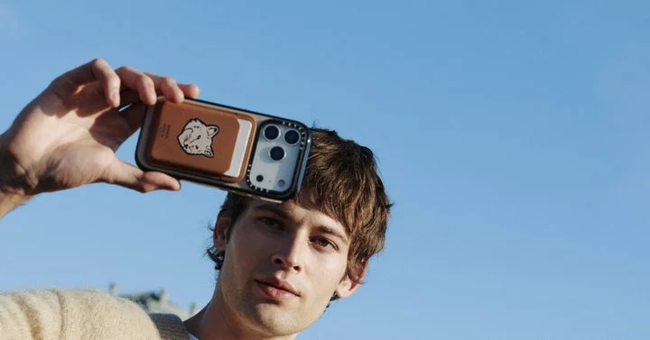 Maison Kitsuné x CASETiFYコラボのMagSafeウォレット付きスマホケース
