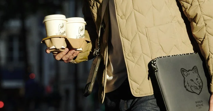 Maison Kitsuné x CASETiFYコラボのキツネロゴPCケースとコーヒーカップ