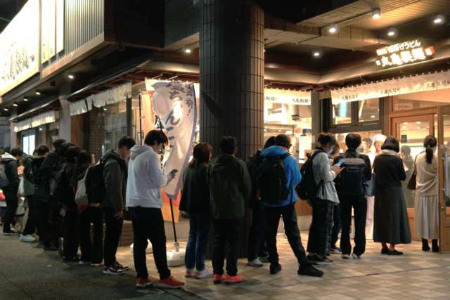 丸亀製麺の店舗前に行列を作るお客さま