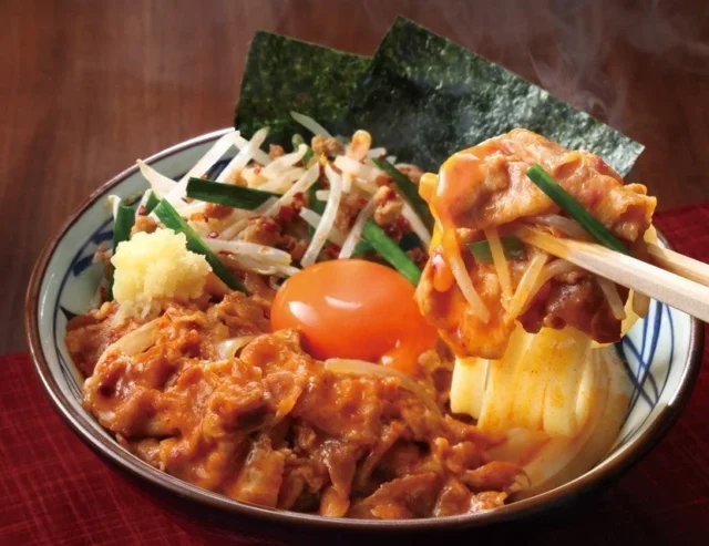 旨辛肉盛りニラ玉ぶっかけうどんのイメージ