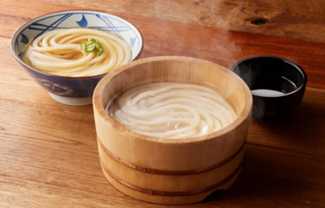 釜揚げうどんと温かいうどんのイメージ