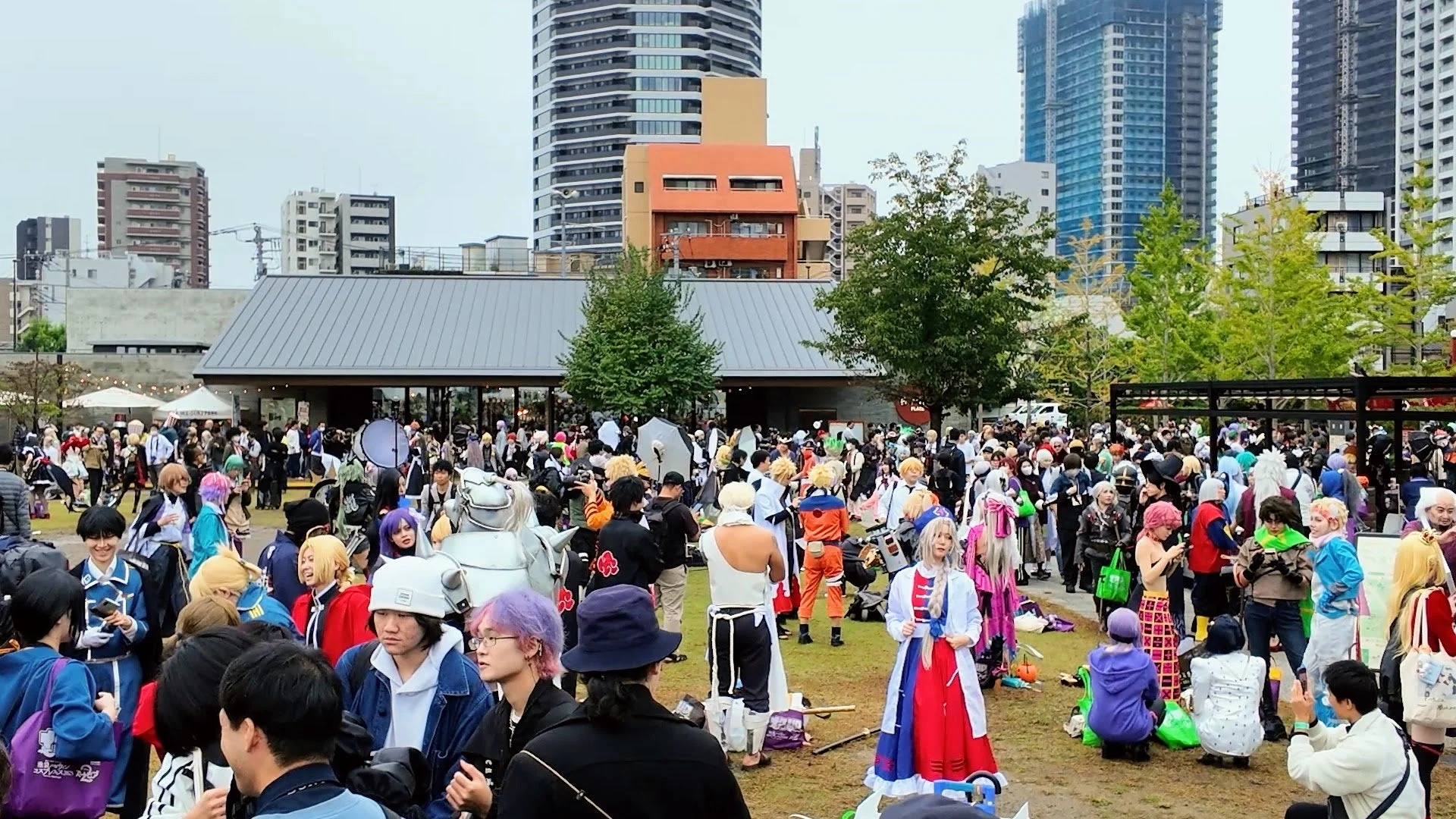 屋外会場に集まる多くのコスプレイヤーたち