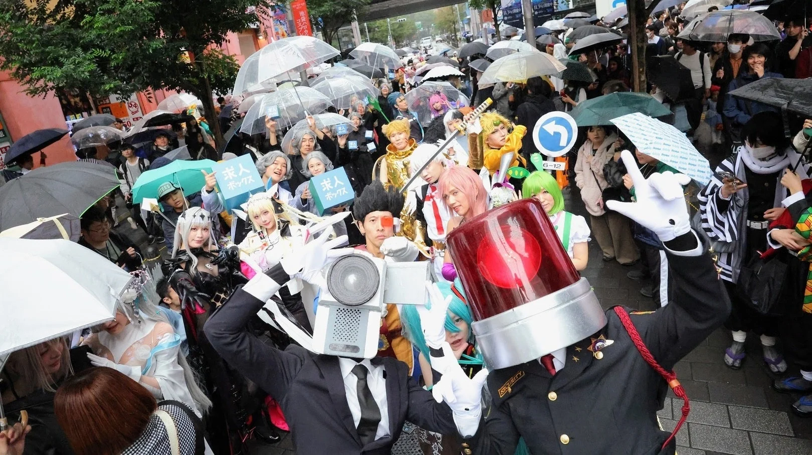 雨の中、サンシャイン60通りを練り歩くコスプレパレード