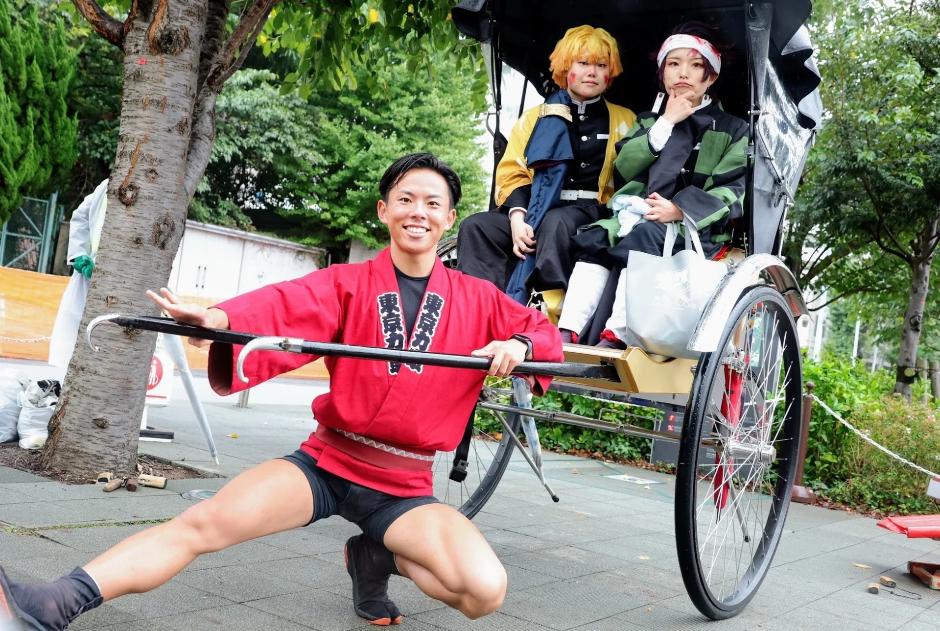 人力車に乗るコスプレイヤーと俥夫
