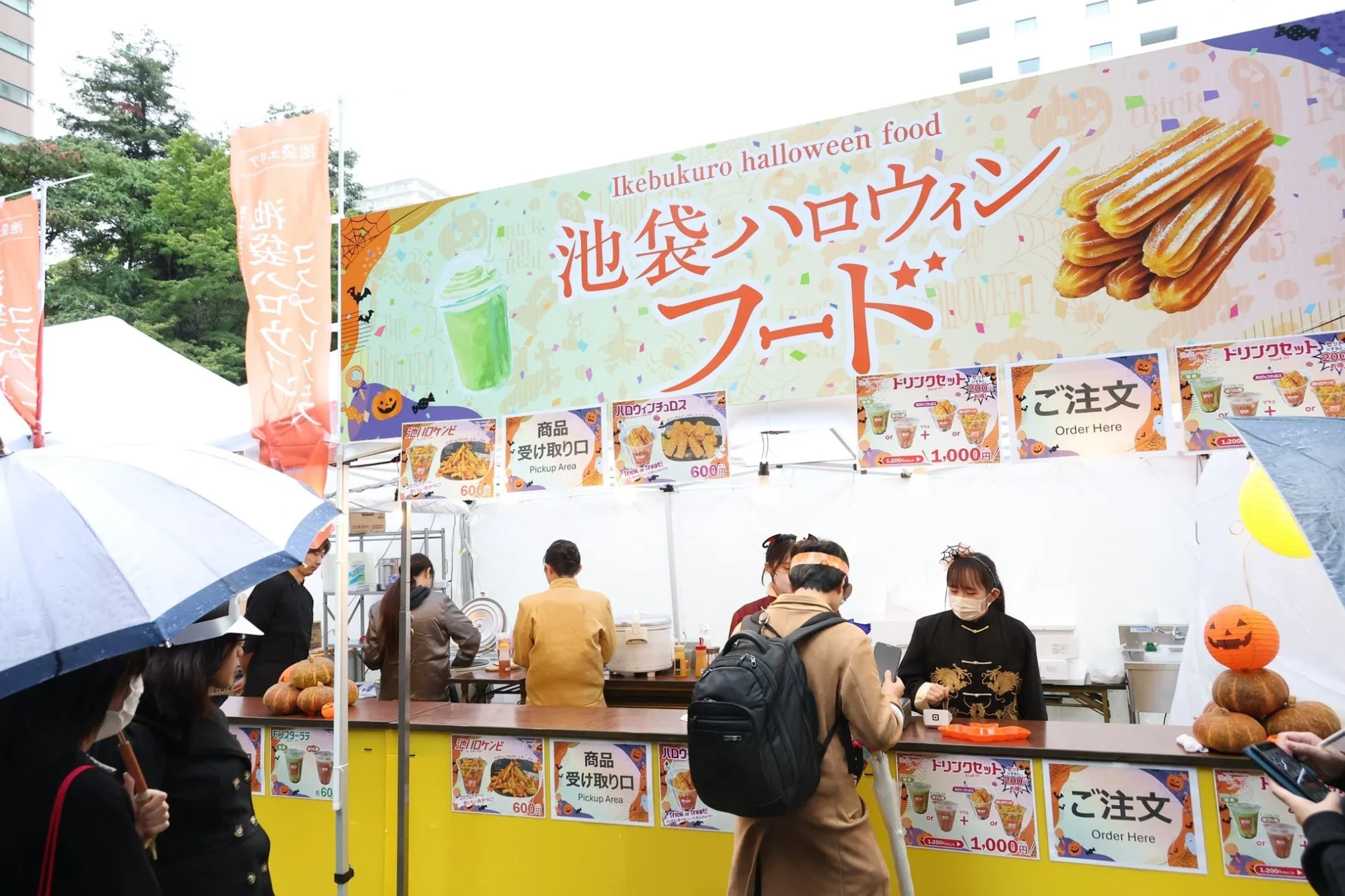 池袋ハロウィンフードフェスの屋台と賑わう来場者