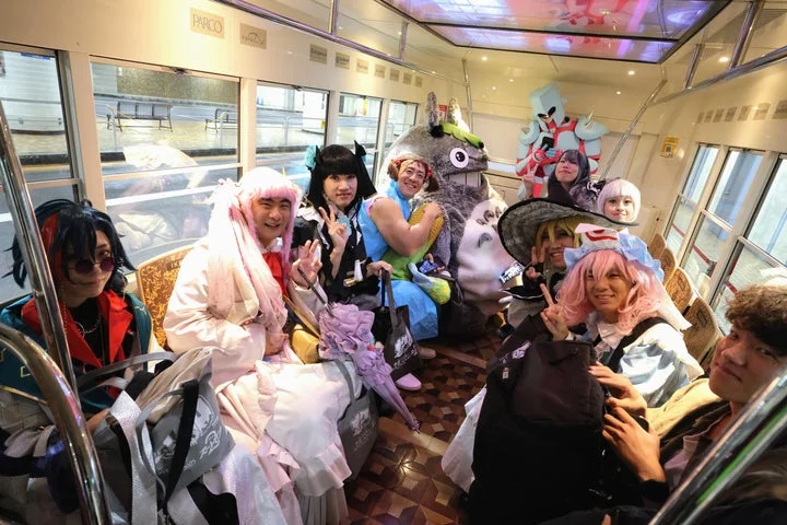 電車内で楽しむコスプレイヤーたち