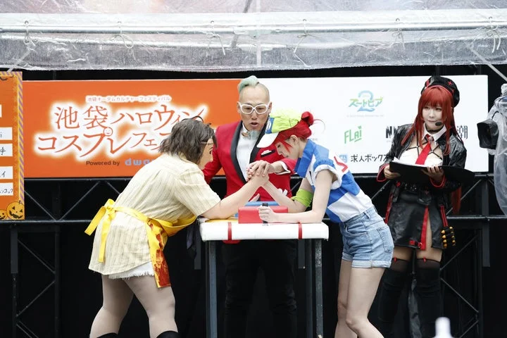 メインステージで行われる腕相撲企画の様子