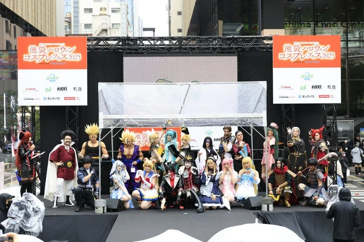 メインステージに集合した多様なキャラクターのコスプレイヤーたち