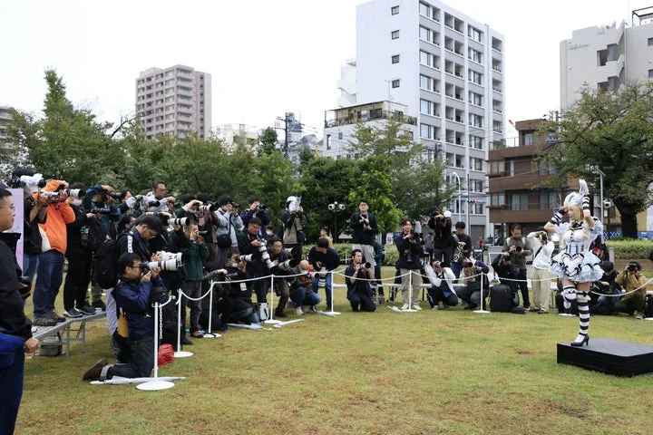コスプレイヤーを熱心に撮影する多くのカメラマンたち