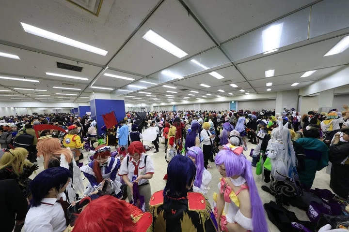 多くのコスプレイヤーで賑わう地下駐車場の撮影会場